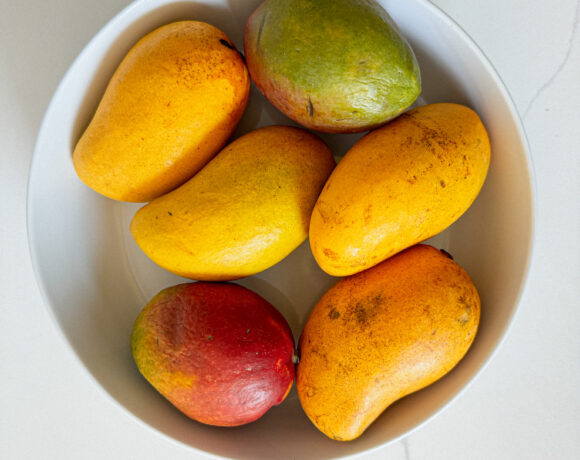 6 mangos in a bowl.