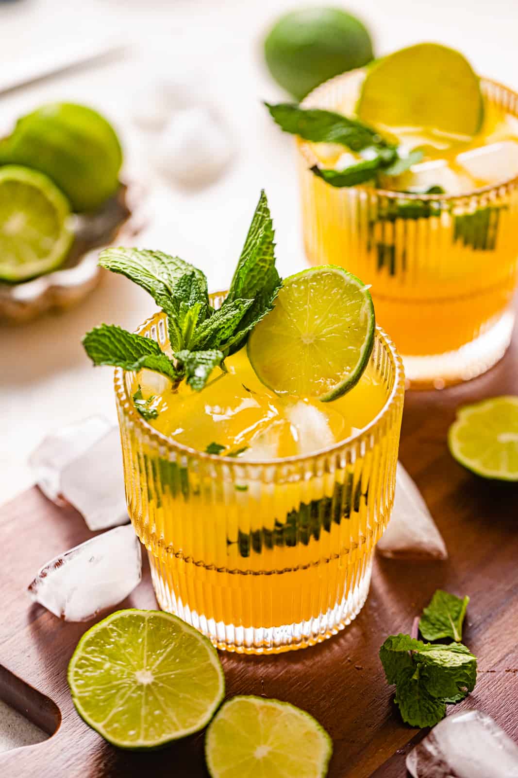 2 mango mojitos with lime and mint