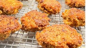 crab cakes ona wire rack.