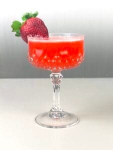 Daiquiri de fresa in a glas with a strawberry garnish